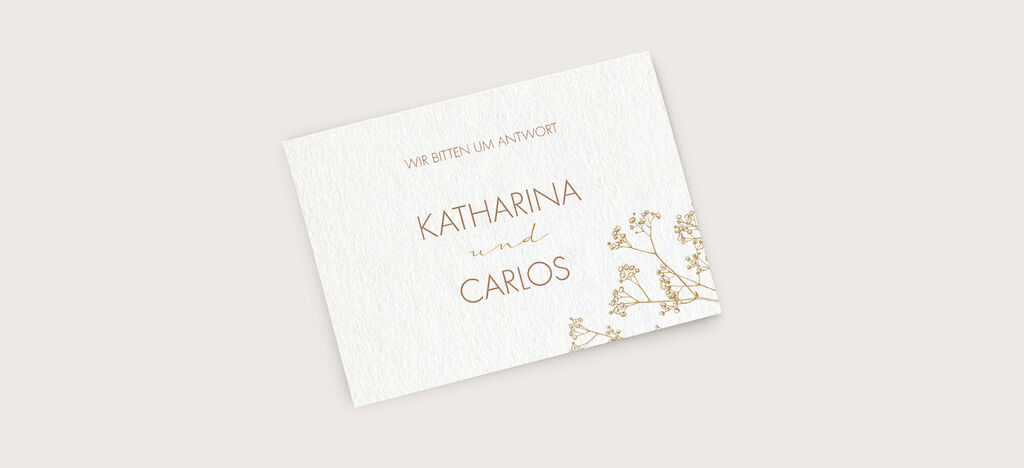 Elegante Einladungskarte mit goldener Schrift für Katharina und Carlos