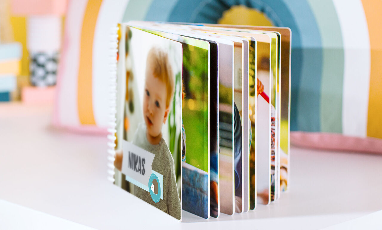 CEWE FOTOBUCH mit bunten Seiten und Kindermotiven