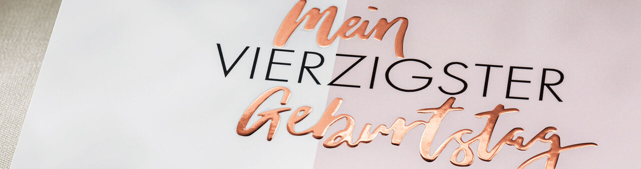 Ein wunderschön gestaltetes Einladungsschreiben für einen vierzigsten Geburtstag mit ansprechenden rose-goldenen und schwarzen Schriftzügen. Der Text lautet: 'Mein Vierzigster Geburtstag'.
