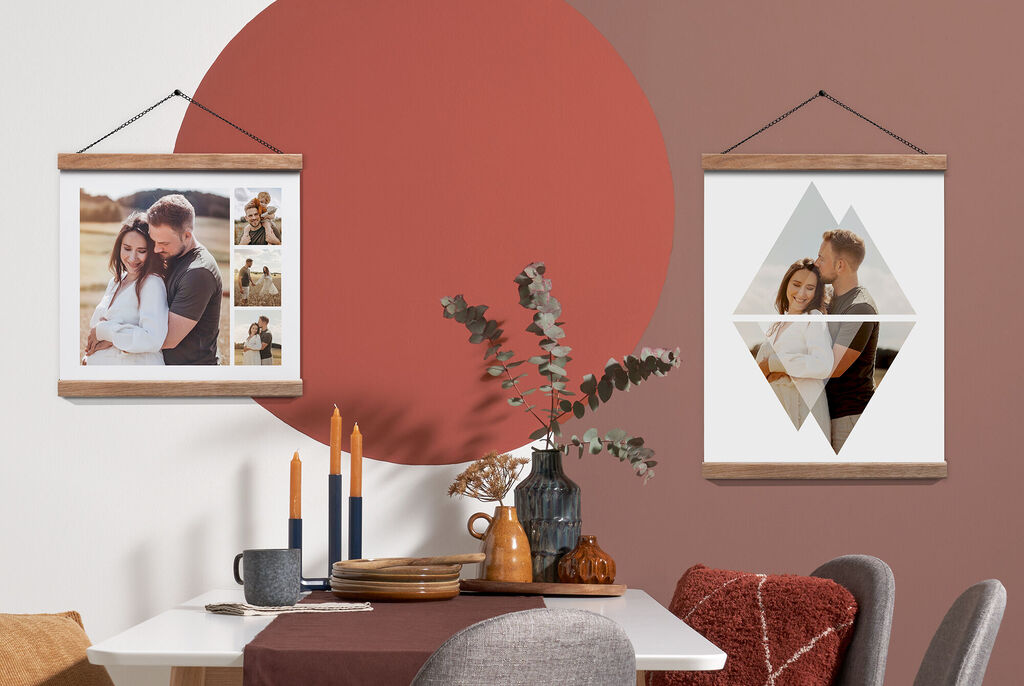 Zwei romantische Wandbilder hängen an der Wand über einem Tisch mit Kerzen und einer Vase.