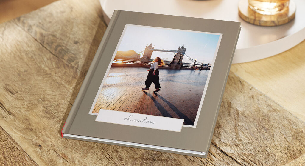 Fotobuch mit einem Bild von London auf einem Tisch