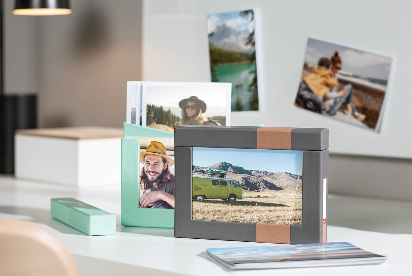 Zwei elegante Foto-Boxen auf einem Tisch mit schönen Landschaftsaufnahmen und Reisefotos.