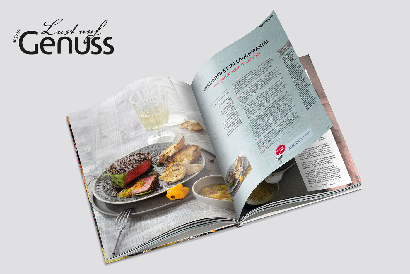 Ein aufgeschlagenes Magazin zeigt einen leckeren Rezeptartikel mit bunten Gerichten.