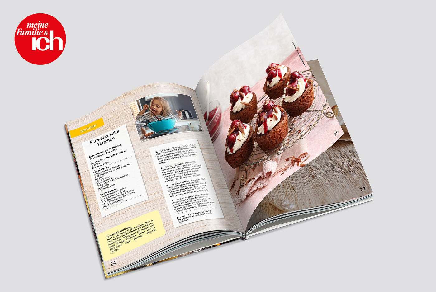 Ein aufgeschlagenes Kochbuch mit Rezepten für köstliche Erdbeertörtchen.