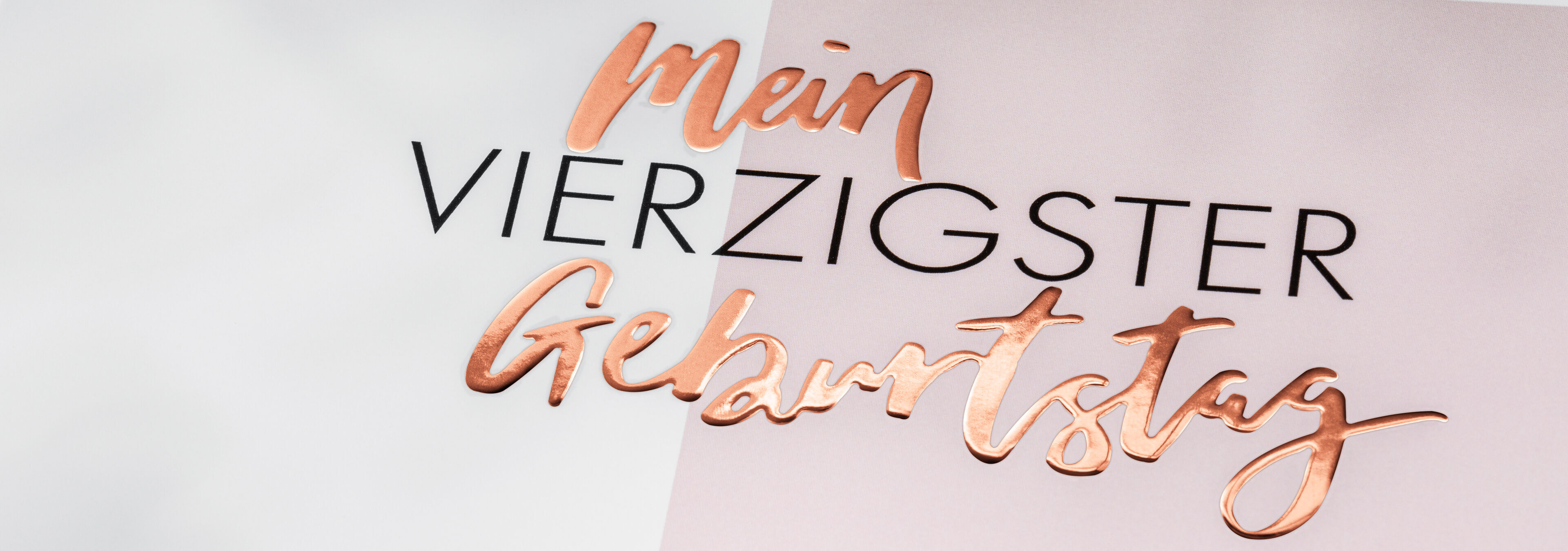 Ein hochwertiges Geburtstagsdesign für einen vierzigsten Geburtstag mit eleganten Schriftzügen in Roségold.