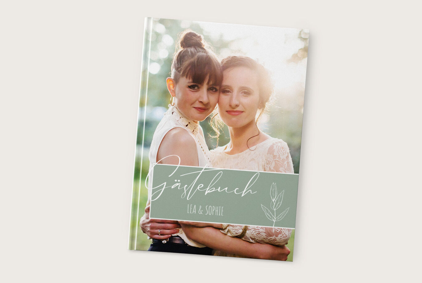 Ein liebevoll gestaltetes Gästebuch mit floralen Elementen und einer persönlichen Note, ideal für Erinnerungen