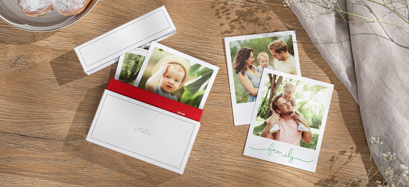 Eine schöne Zusammenstellung von Familienfotos in einer dekorativen Box mit einem roten Band.