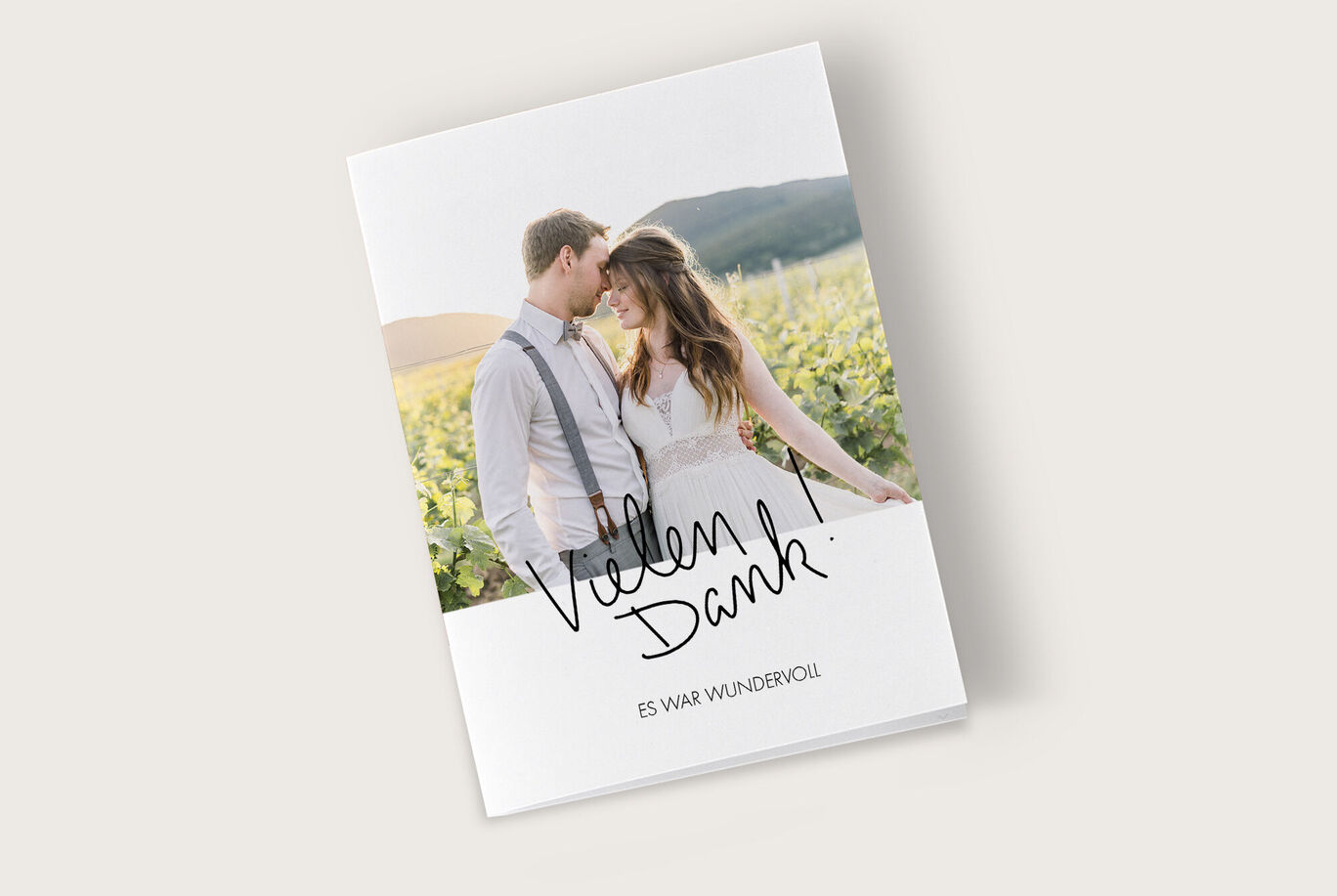 Ein hübsches Fotobuch mit Dankesbotschaft zeigt ein Paar in einer Weinlandschaft.