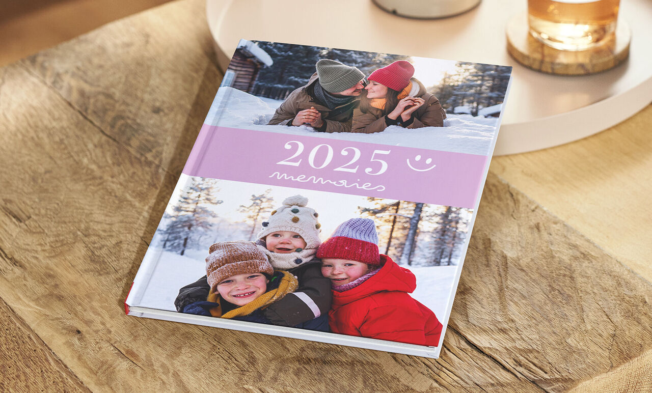 CEWE FOTOBUCH 2025 mit fröhlichen Winterbildern einer Familie