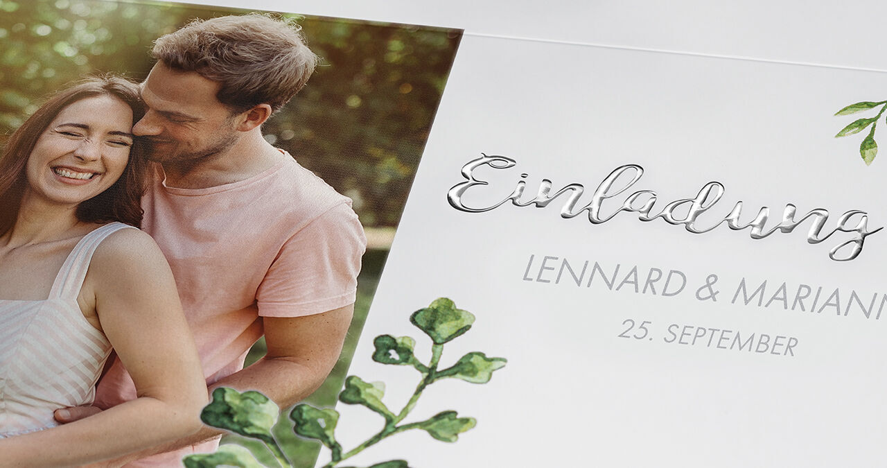 Einladungsdesign für eine Hochzeit mit floralen Elementen und liebevoller Schriftart