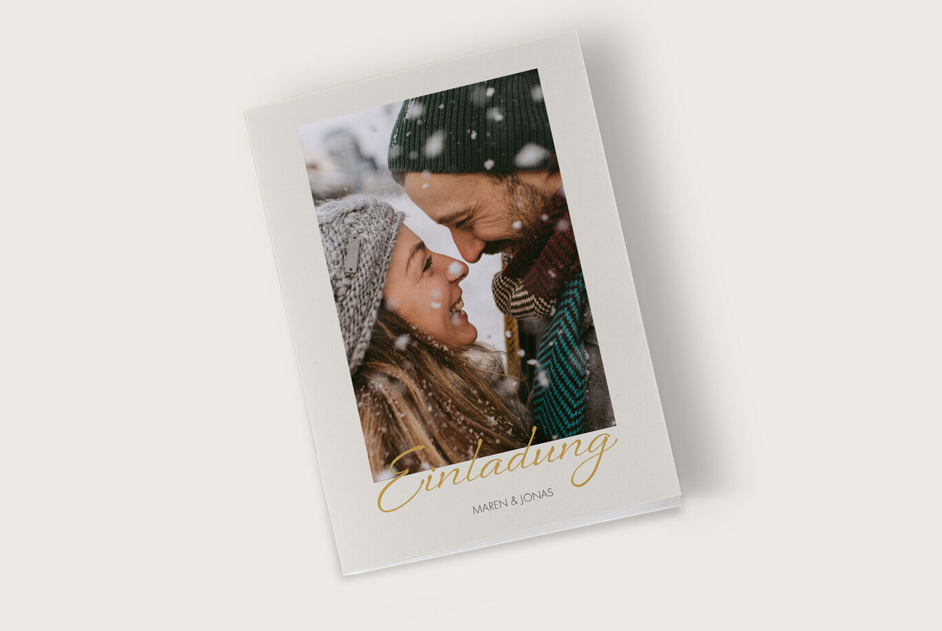 Einladungskarte mit festlichem Design und goldener Schrift