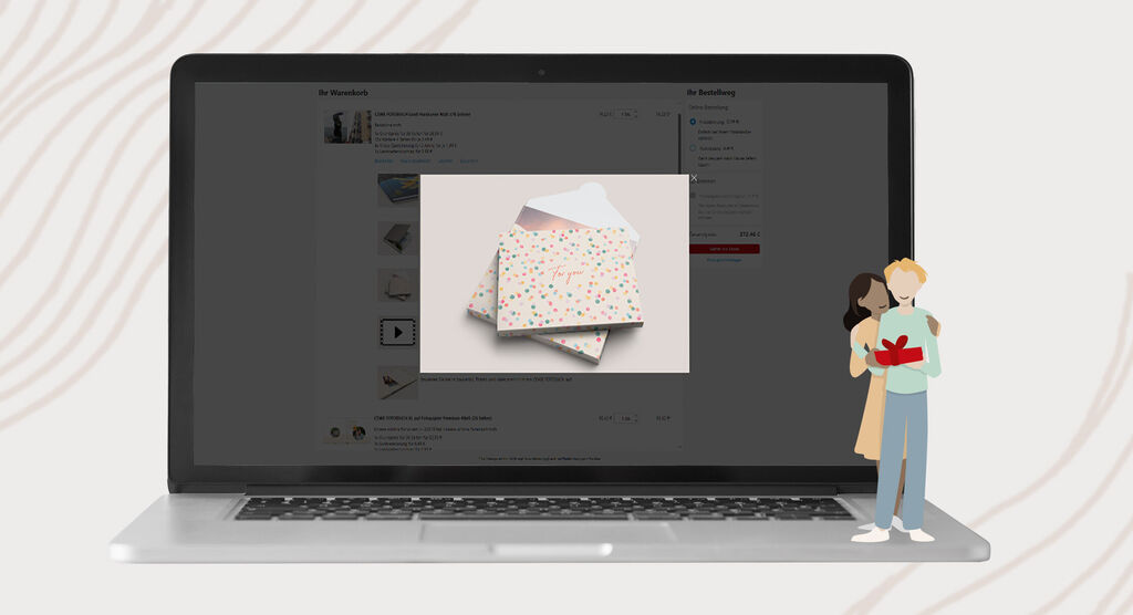 Laptop zeigt eine Ansicht der CEWE Fotowelt mit Grußkartenmotiv, daneben eine Illustration von zwei Personen mit Geschenk.