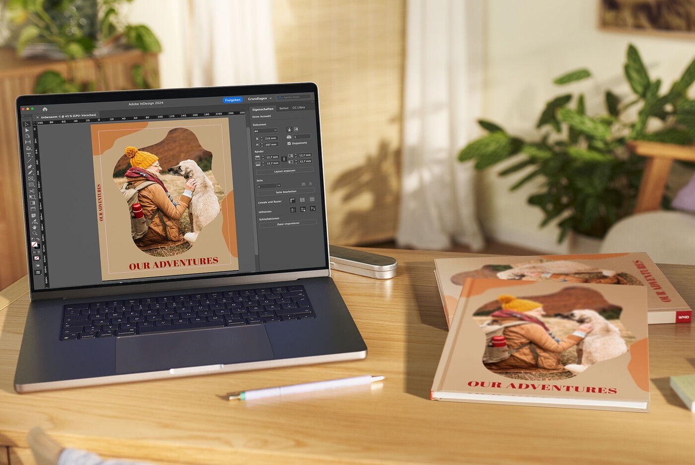 Ein Laptop zeigt ein kreatives Design mit einem Foto von Abenteuern, daneben liegen CEWE Fotobücher.