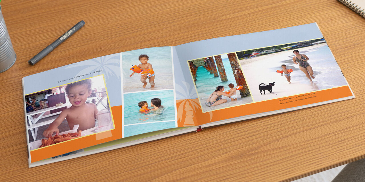 Ein offenes Fotobuch mit farbenfrohen Urlaubsbildern von Kindern am Strand und beim Spielen im Wasser. Strahlende Freude und unvergessliche Momente werden festgehalten