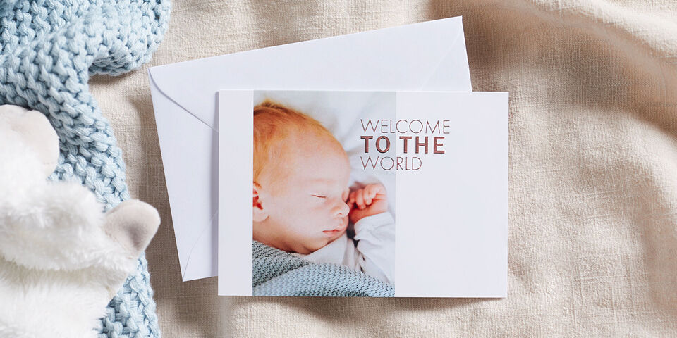 Eine liebevolle Grußkarte zur Geburt mit dem Text 'Welcome to the World'.