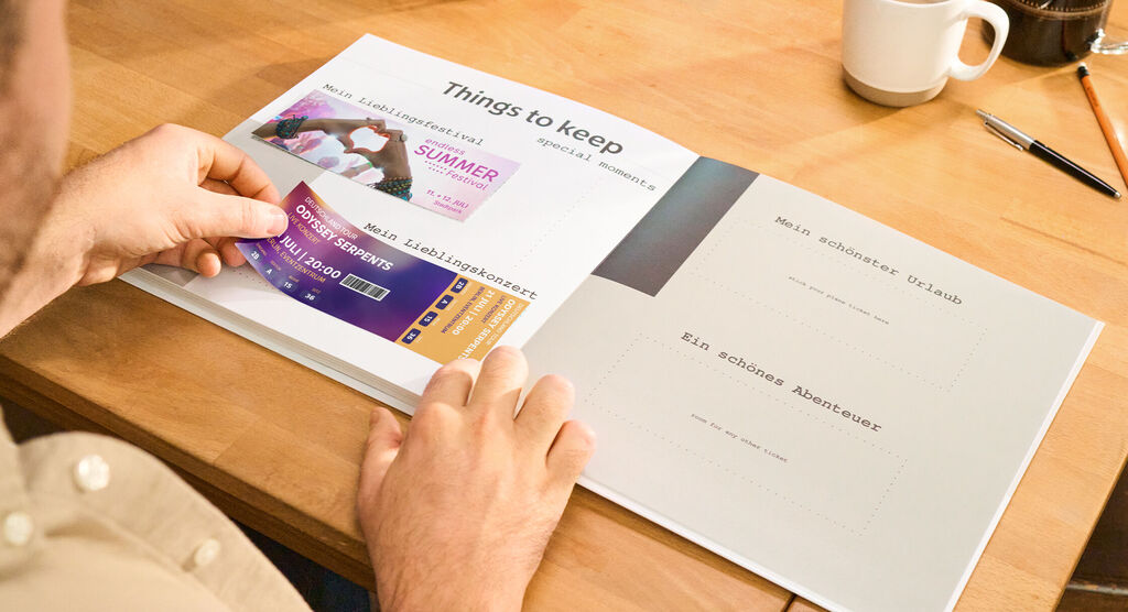Eine Person blättert in einem Fotobuch mit Erinnerungen.