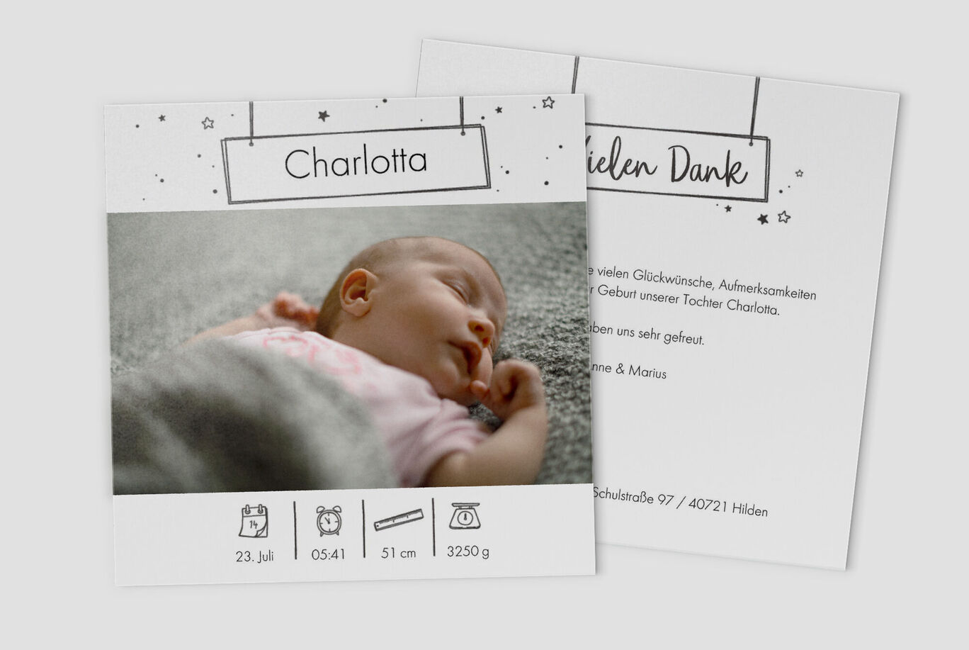 Eine schlafende Babymädchen Charlotta, umgeben von Glückwünschen zur Geburt.