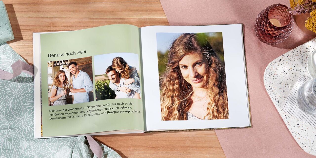 Ein Paar auf einem Tisch mit schönen Erinnerungen in einem Fotobuch.