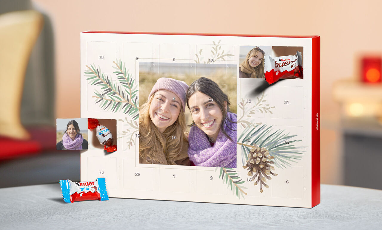 Ein Adventskalender mit süßen Überraschungen und einem liebevollen Bild von zwei Freunden. Kreativ gestaltet mit Tannenzweigen und kleinen Schokoladen.