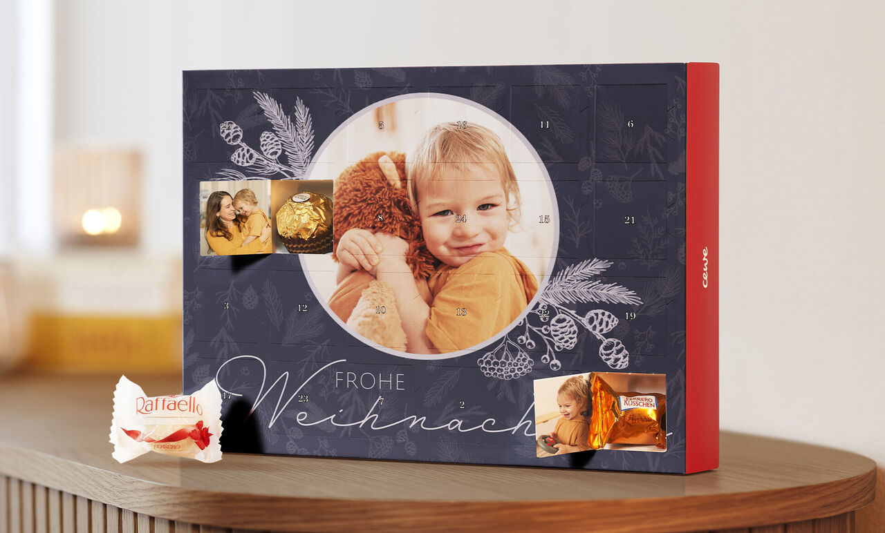 Ein wunderschöner Adventskalender mit liebevollen Bildern und dem Wort 'FROHE WEIHNACHTEN'.