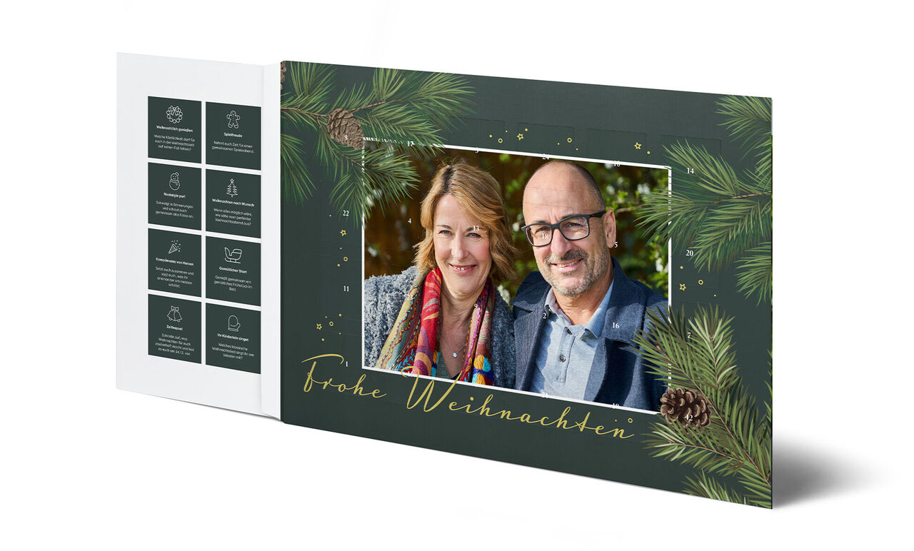 Adventskalender mit Tannenzapfen, Tannenzweigen und goldenem 'Frohe Weihnachten'-Schriftzug auf dunklem Hintergrund, mit einem persönlichen