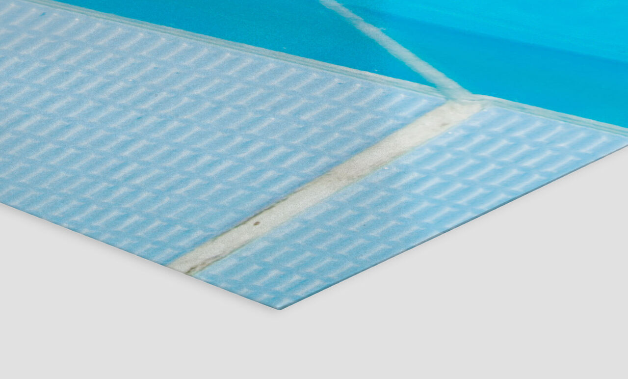 Detailaufnahme einer blauen Swimmingpool-Folie mit strukturierter Oberfläche