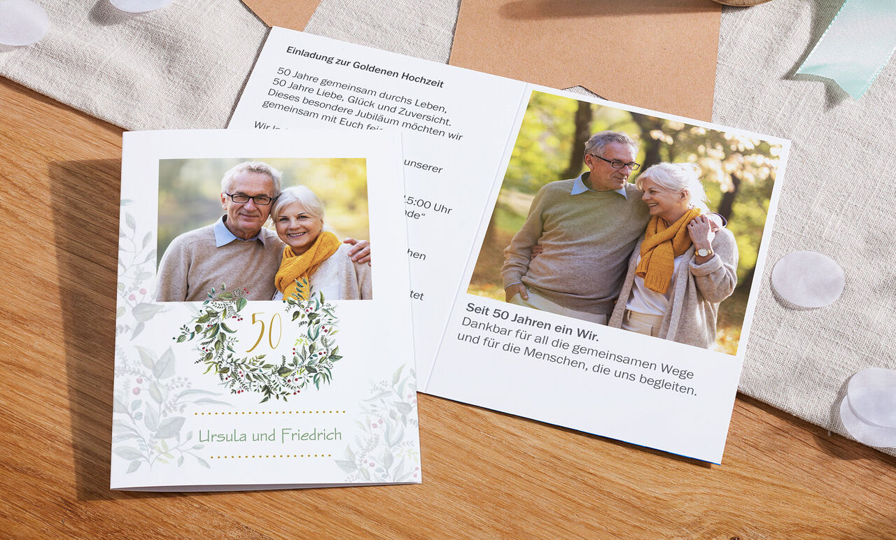 Eine Einladungskarte zur Goldenen Hochzeit mit floralem Design und je einem Foto auf der Außen- und Innenseite.