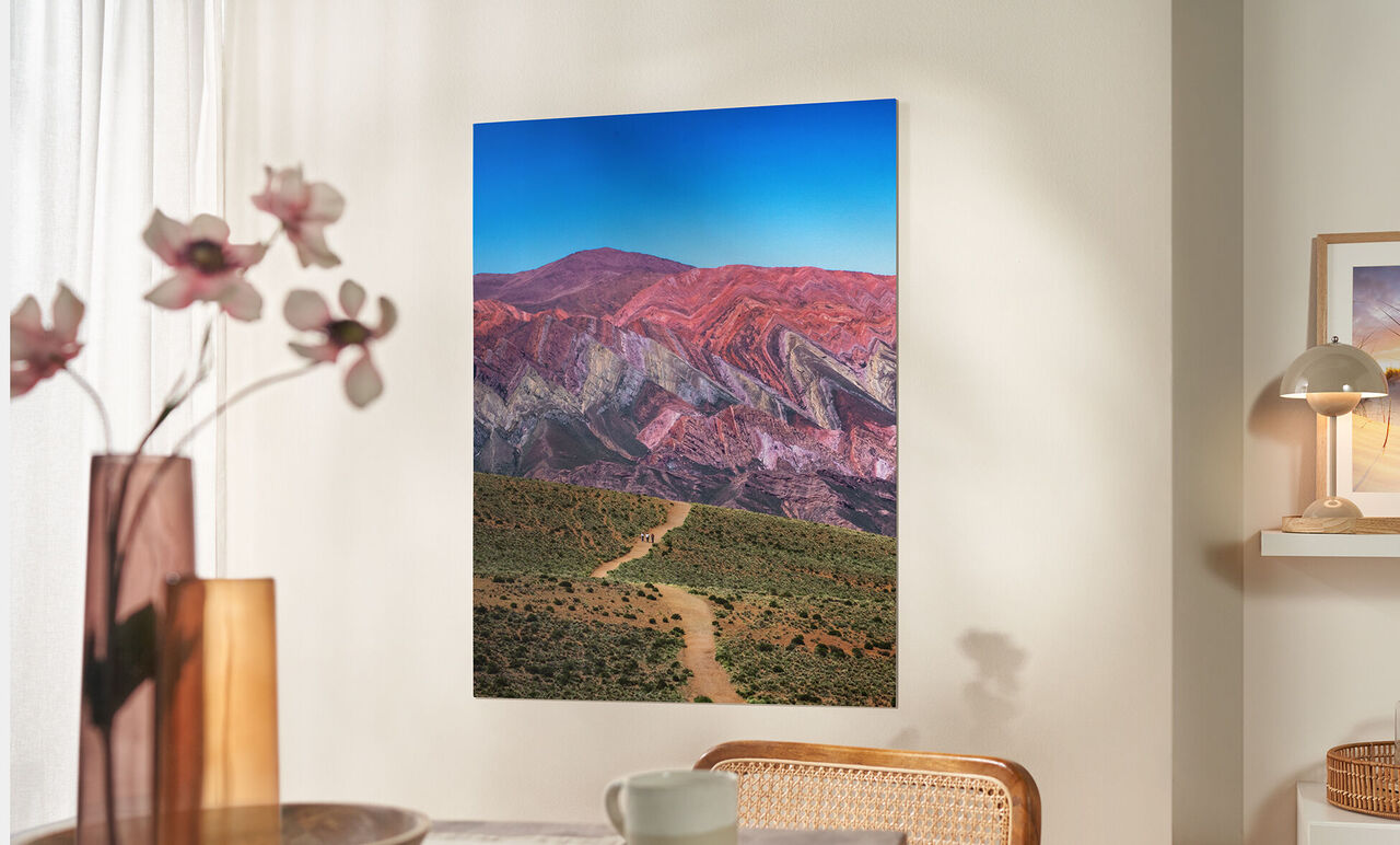 Wundervolles Wandbild eines bunten Berges an der Wand