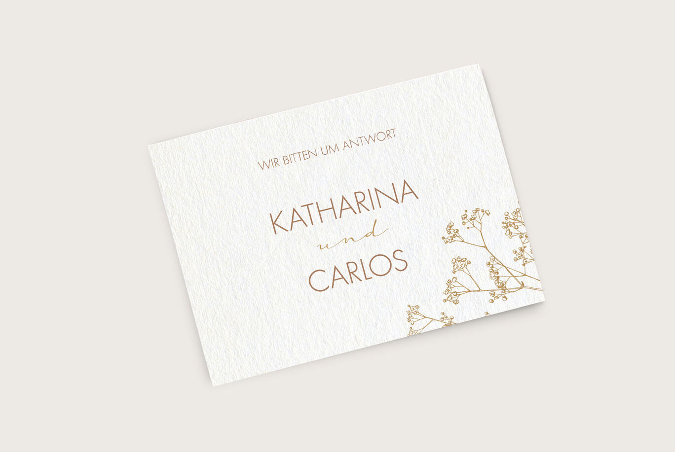 Ein elegantes Einladungskarten-Design für die Hochzeit von Katharina und Carlos mit floralen Verzierungen
