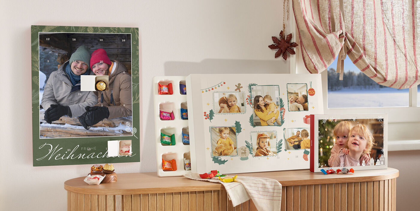 Festlich dekorierte Wand mit verschiedenen Adventskalendern.