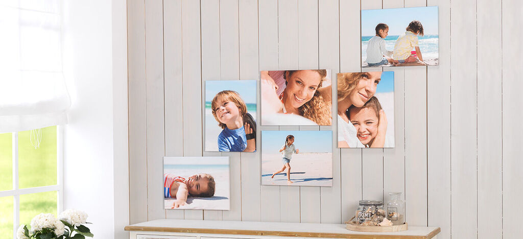 Stimmungsvolle Wandgestaltung mit Familienfotos auf Holzregal.
