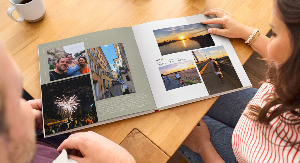 Ein offenes Fotobuch mit verschiedenen Bildern von wunderschönen Urlaubsmomenten und Erinnerungen