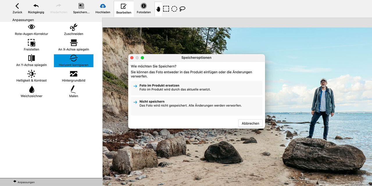 Ein Mensch steht auf einem Strand mit Wasser im Hintergrund und spricht mit einem Computerfenster, das Speicheroptionen zeigt
