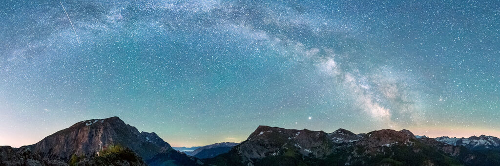 Sternenhimmel über Gebirgen mit klaren Nächten und der Milchstraße.