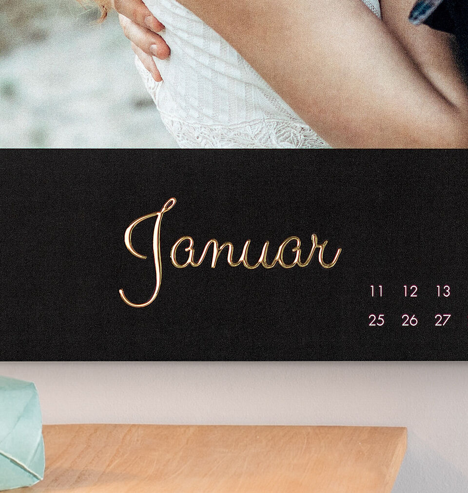 Kalenderblatt für den Januar in elegantem Design mit goldfarbener Schrift und Datumsangaben