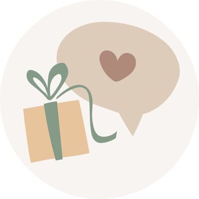 Geschenk mit Schleife und Herzsymbol in Sprechblase