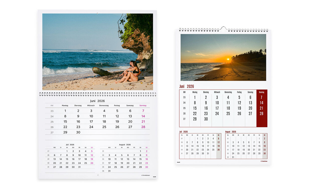 Zwei Seiten eines CEWE Fotokalenders mit traumhaften Urlaubsbildern an einem Strand und einem Sonnenuntergang