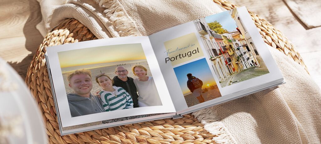 Ein geöffnetes Fotobuch mit Erinnerungen aus Portugal.