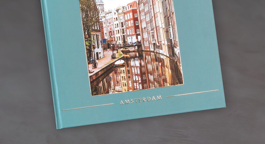 CEWE Fotobuch mit einem Bild von Amsterdams Kanälen und historischen Gebäuden