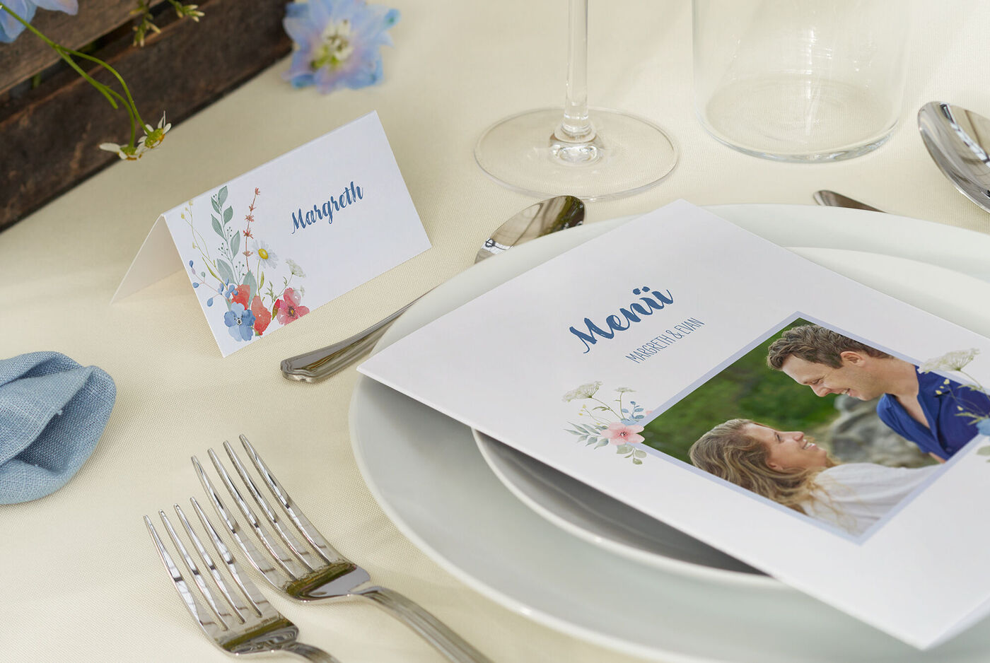 Elegante Tischdeko mit Menükarte und Platzkarte