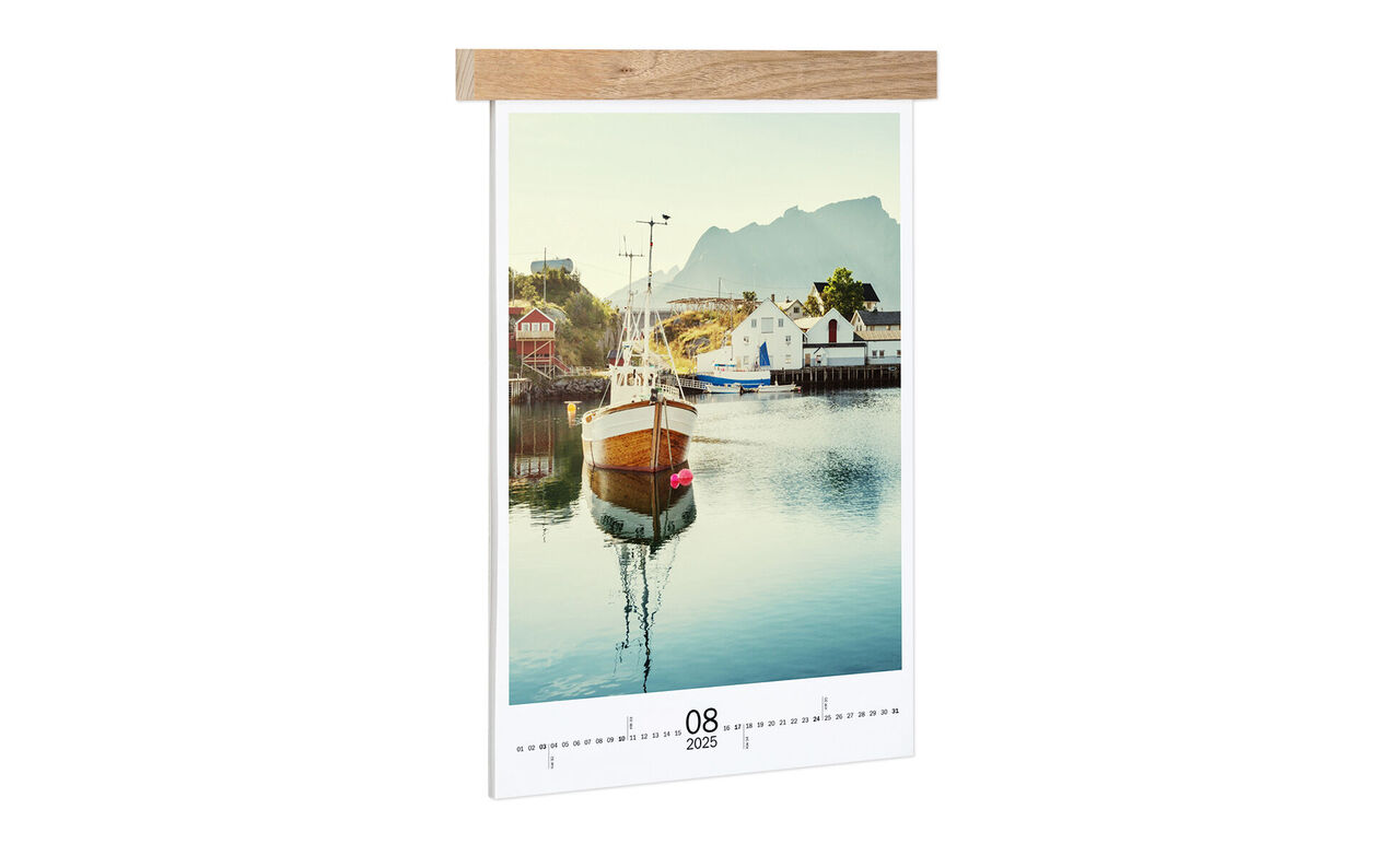 Ein schöner Kalender mit einem Boot im Wasser und Bergen im Hintergrund