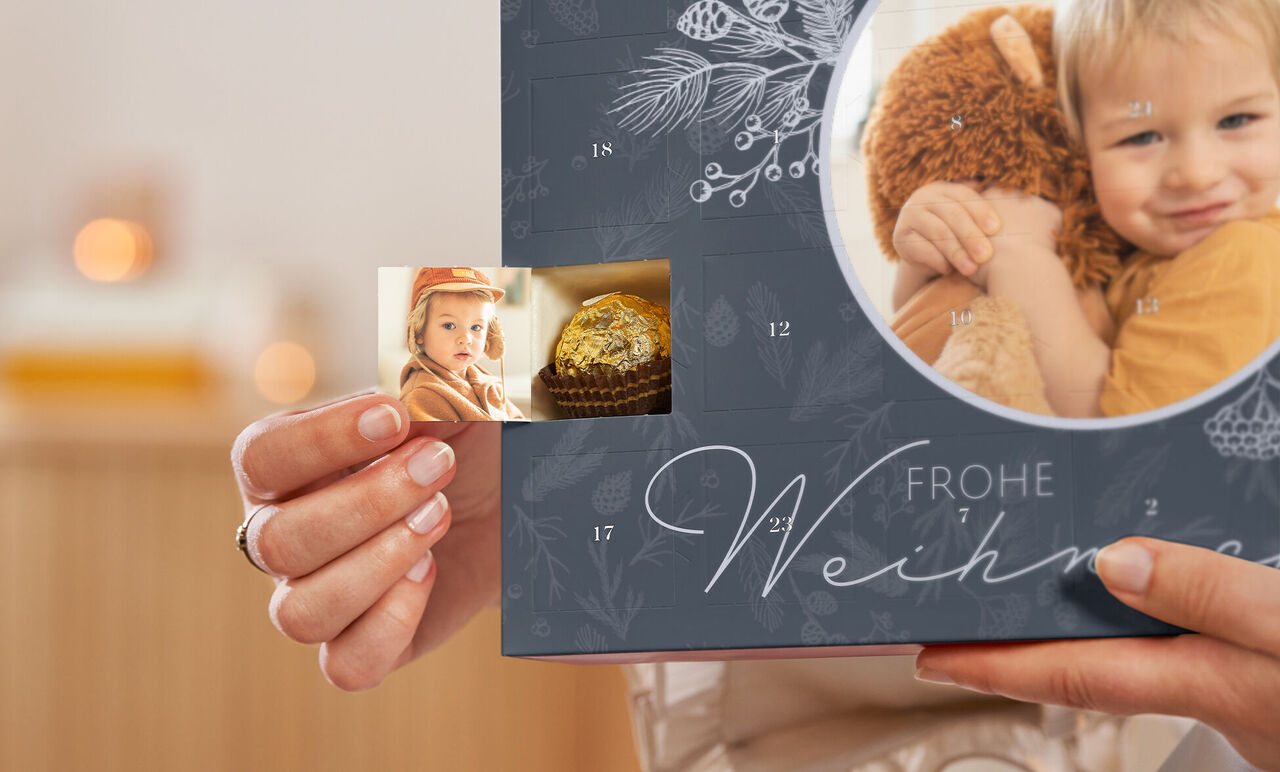 Eine Person hält ein Weihnachtsalbum in der Hand mit einem kleinen Foto und einem Bild von einem goldenen Muffin