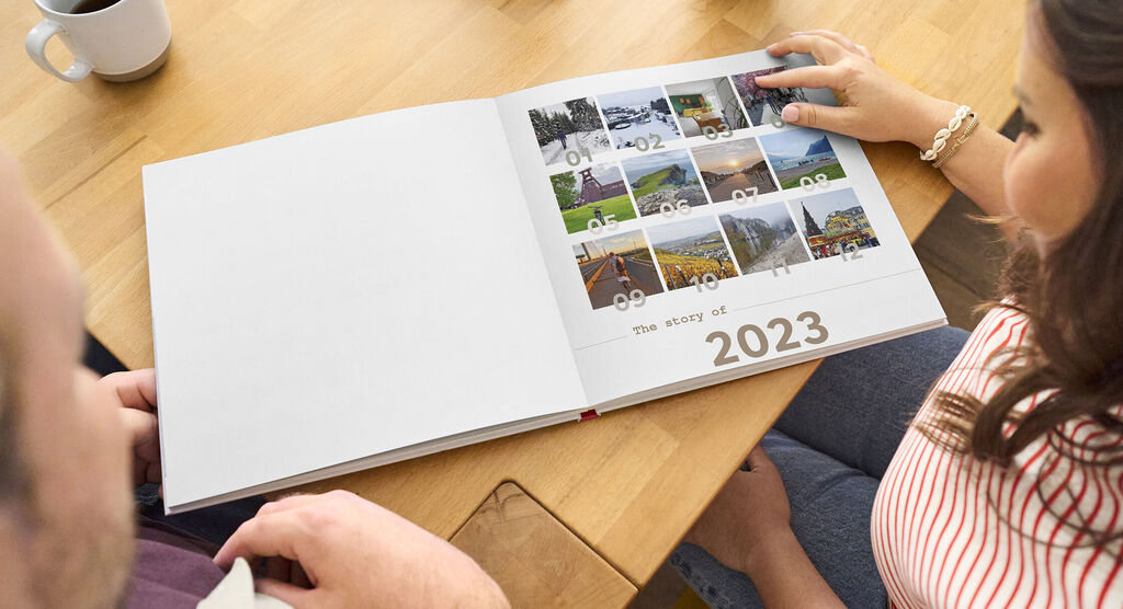 Offenes Fotobuch mit liebevoll gestalteten Erinnerungen und Fotos von Erlebnissen aus 2023