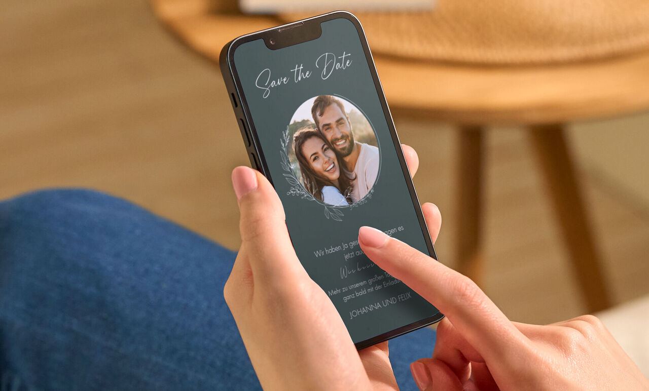 Eine digitale Save the Date Karte in einem festlichen Grün mit einem runden Foto auf einem Handybildschirm.