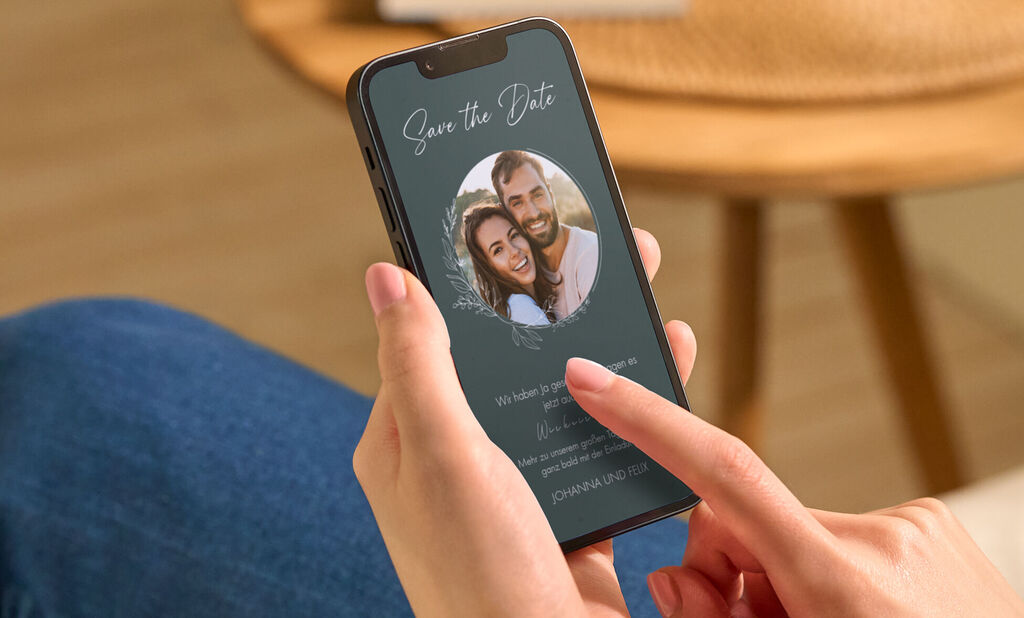 Eine digitale Save the Date Karte in einem festlichen Grün mit einem runden Foto auf einem Handybildschirm.