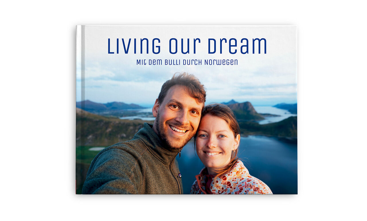 CEWE FOTOBUCH mit Paar vor norwegischer Berg- und Fjordlandschaft