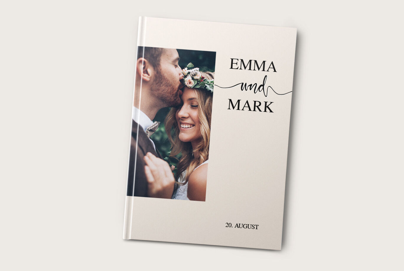Ein wunderschönes CEWE FOTOBUCH mit dem Titel „Emma und Mark“ und einem floralen Design auf dem Cover