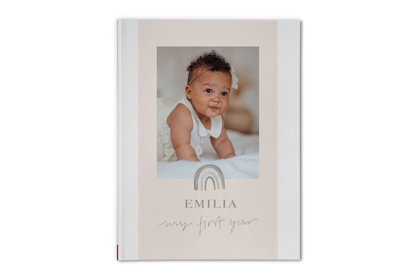 Ein wunderschönes CEWE Fotobuch mit dem Titel 'Emilia - mein erstes Jahr'. Auf dem Cover ist ein zartes Design und der Namensschriftzug zu sehen.