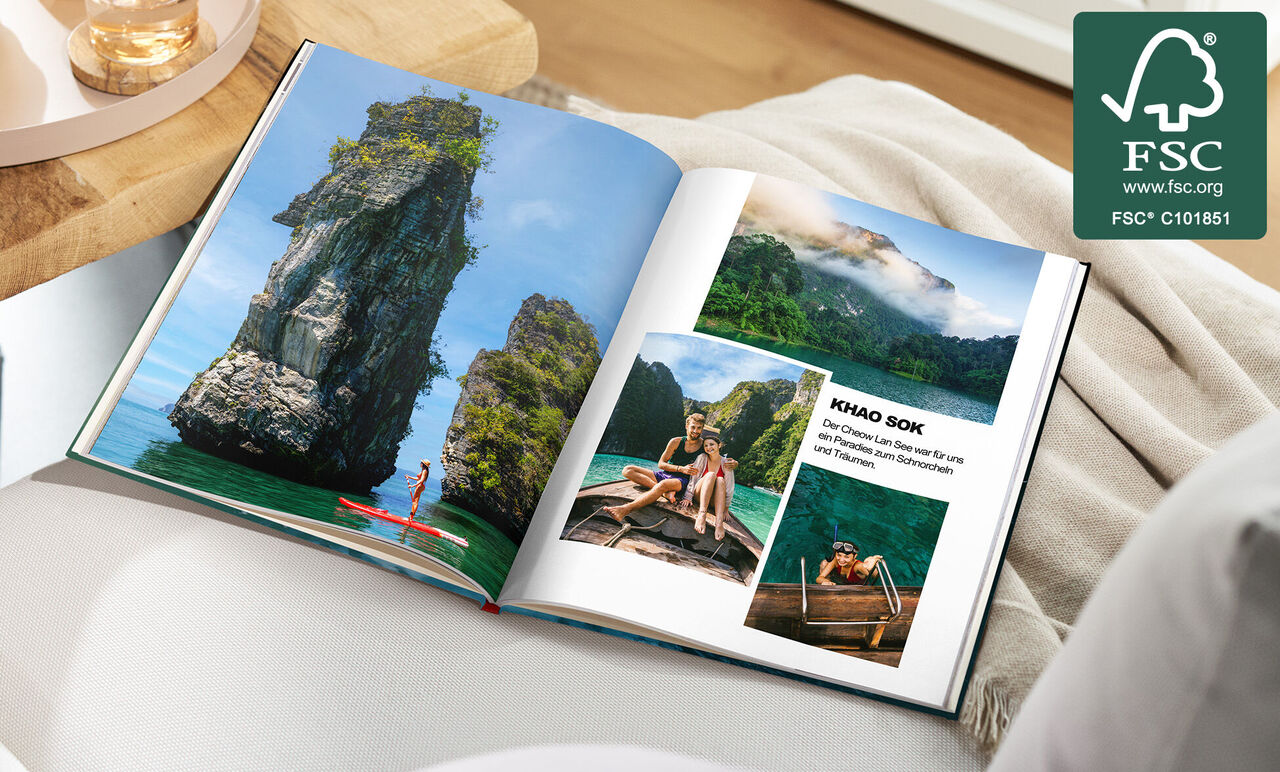 Offenes CEWE FOTOBUCH mit Urlaubsfotos aus Thailand, Felsen, grüne Landschaft und Boote