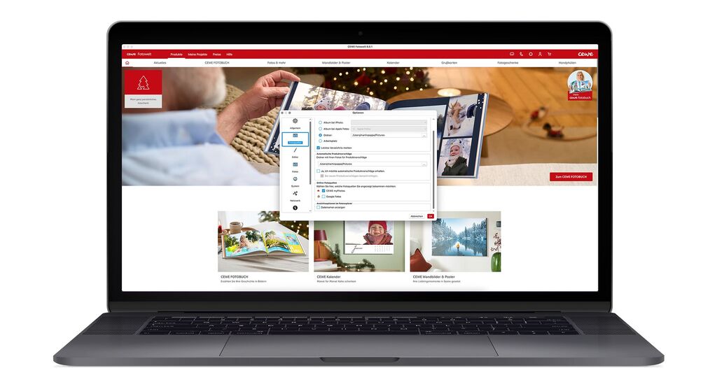 Ein Laptop zeigt die CEWE Fotobuch Webseite mit einer Vorschau von Weihnachtsfotos. Ein Benutzer klickt auf Optionen.
